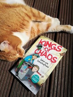[Rezension] Kinderbuch *** Kings of Chaos  – Zahm wie Schulhofhaie *** herrlich lustig + binischfroh…